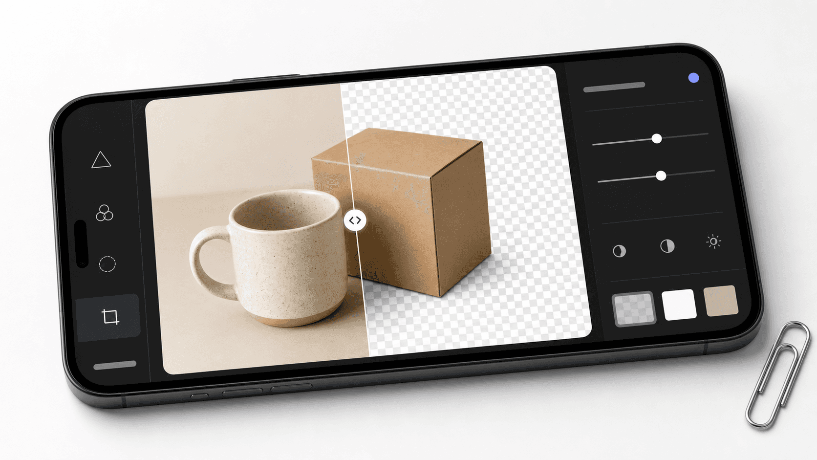 Mockup de celular com slider antes e depois mostrando xadrez de transparência ao redor de caneca e caixa