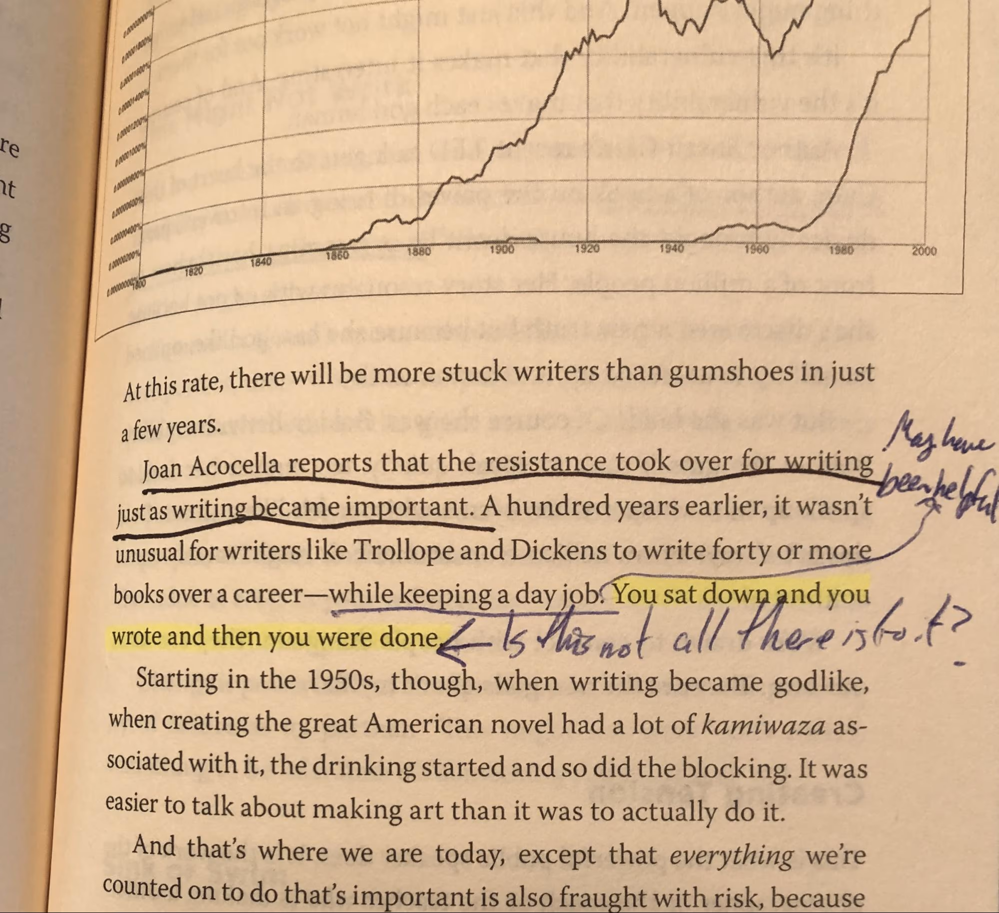 Pessoa organizando notas e insights de um livro em um caderno, pronta para aplicar o conhecimento