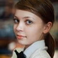 Profissional de marketing analisando dados de vendas de e-commerce headless em múltiplos canais