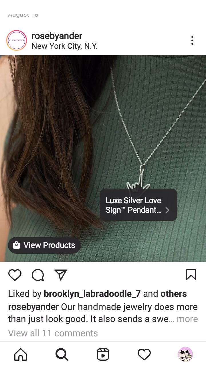Mulher usando celular para comprar com tags de produto Instagram em uma foto de moda.