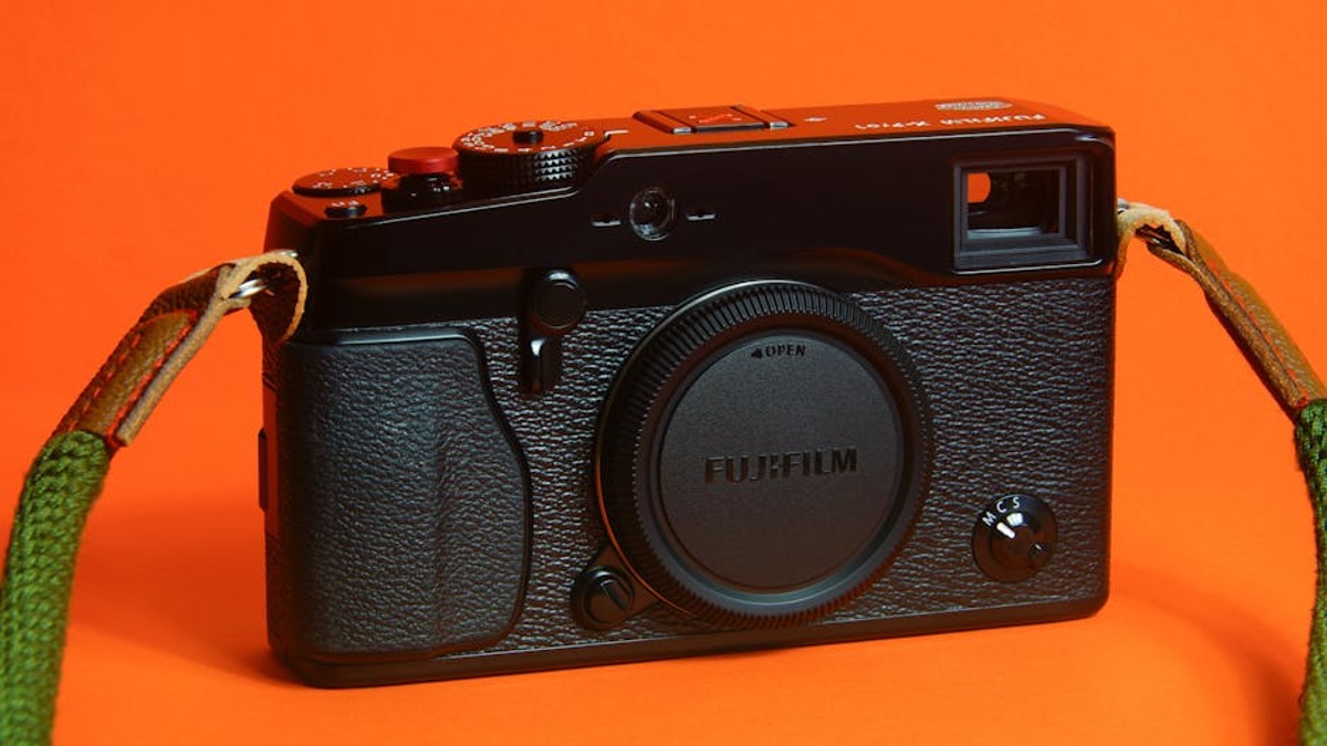 Photographer shooting produto white fundo studio