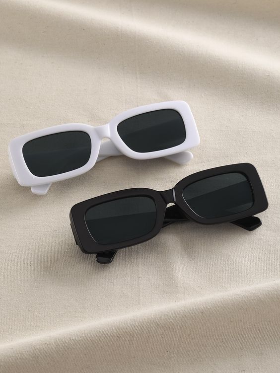 Fotógrafa ajustando a iluminação para tirar fotos de anúncios de um produto