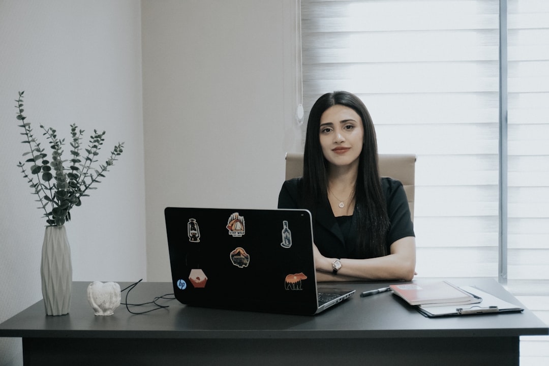 PIX no varejo: Cliente usando QR code para pagar em loja.