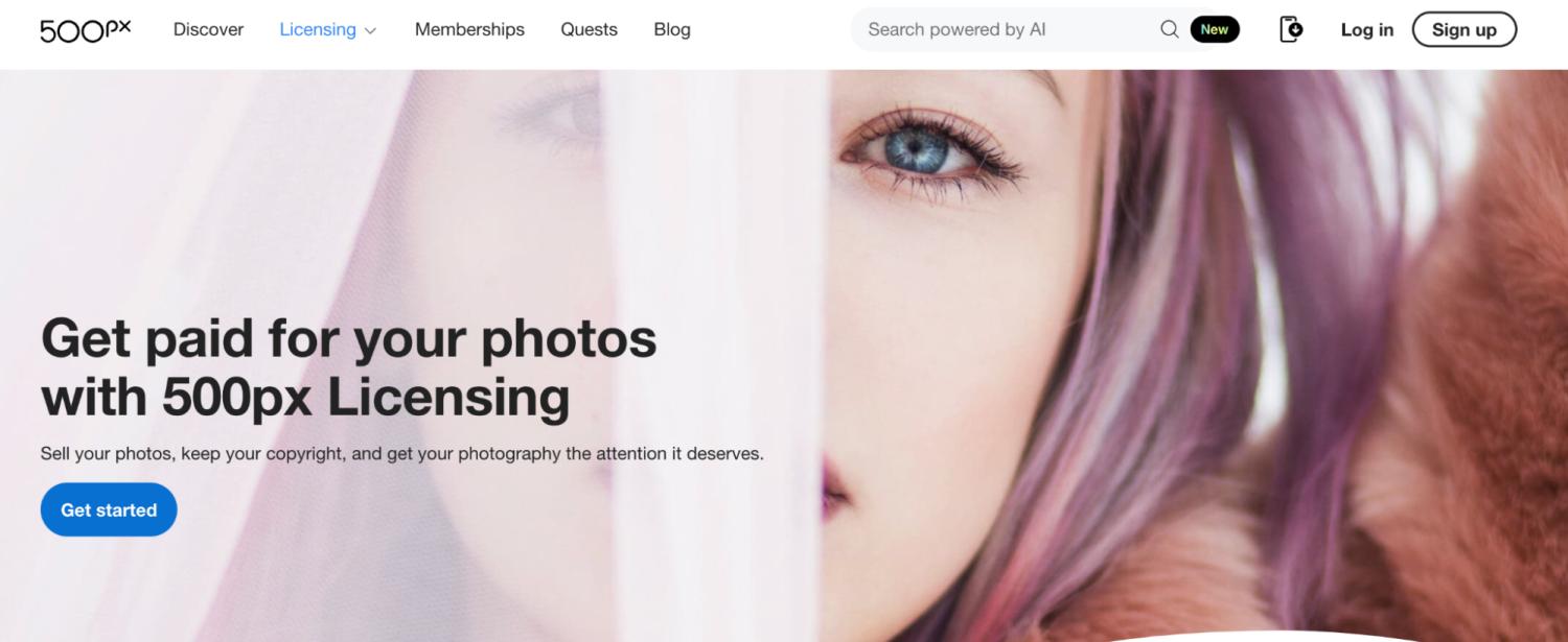 Pessoa usando celular para ver portfólio de fotos online