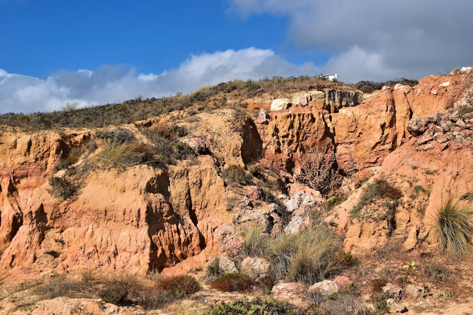 Vários dispositivos, como celular, tablet e laptop, exibindo um vídeo de produto em diferentes plataformas sociais.