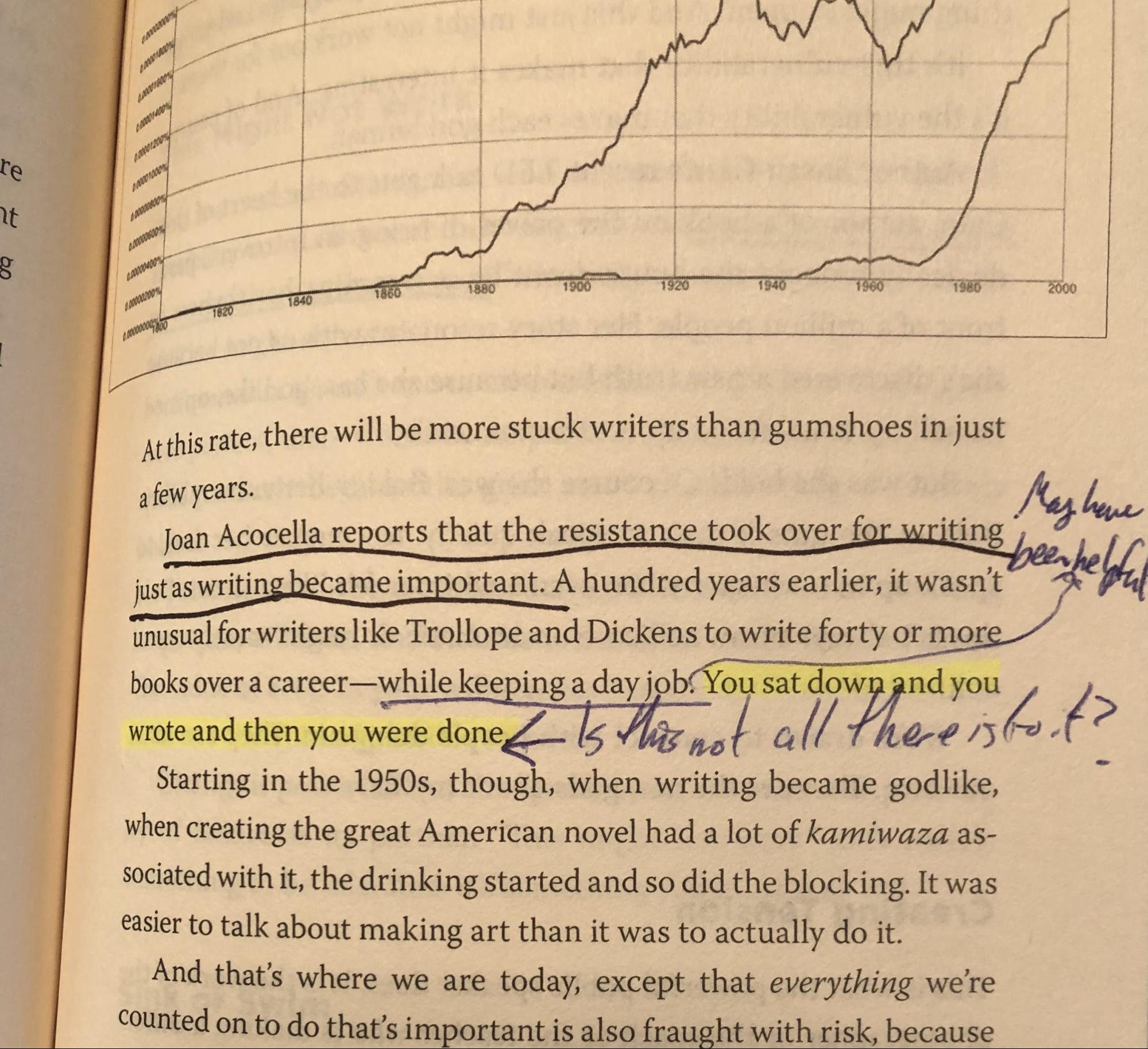 Pessoa organizando notas e insights de um livro em um caderno, pronta para aplicar o conhecimento