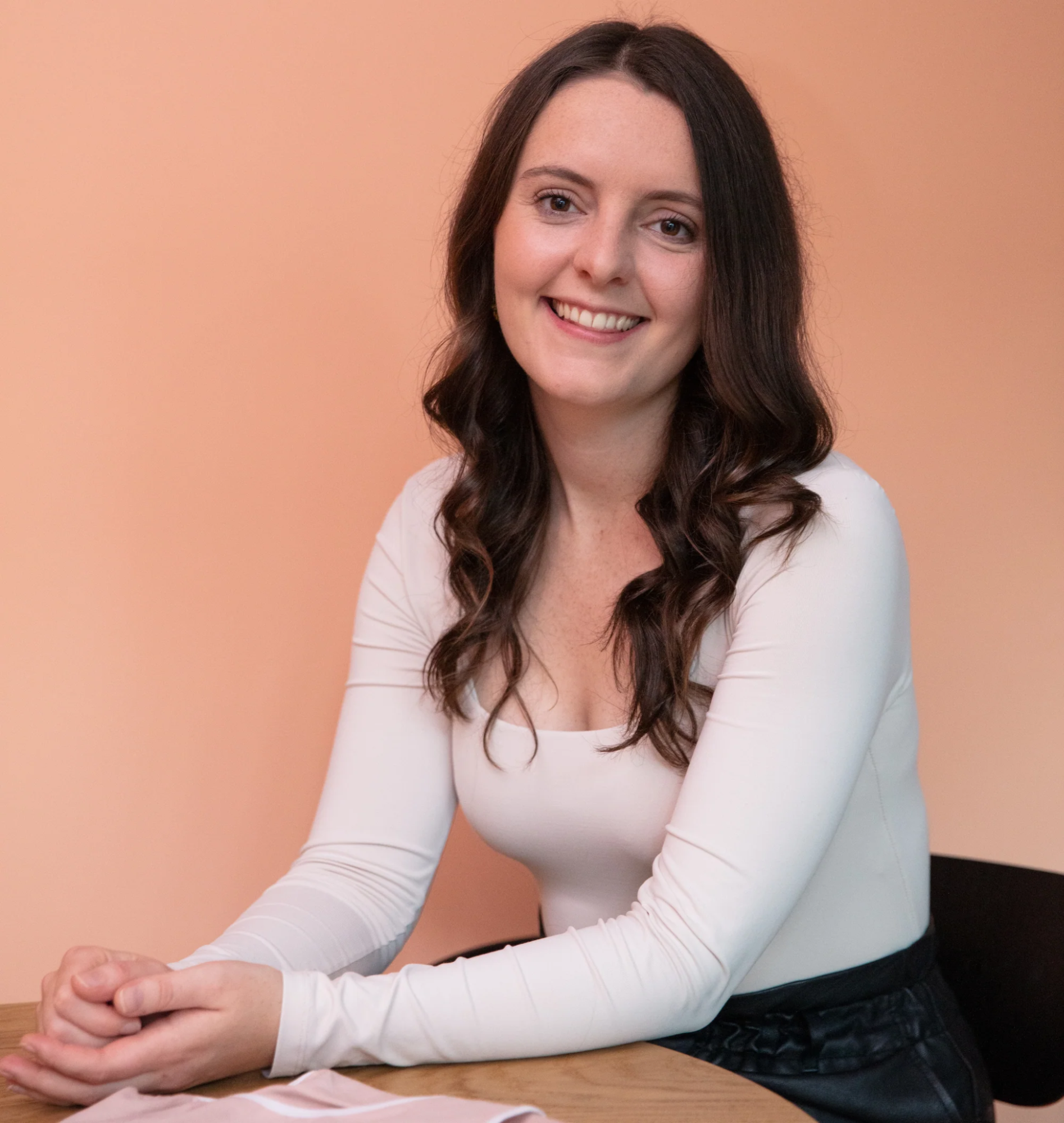 Equipe colaborando e otimizando processos para escalar negócio com eficiência