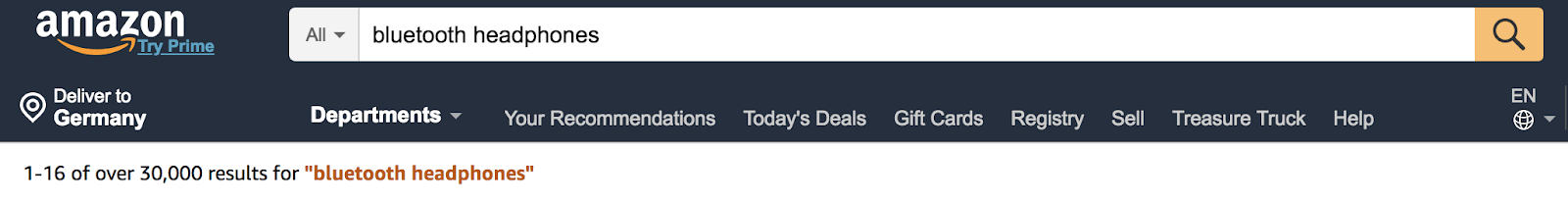 Empreendedor analisando uma planilha de validação de produto em um laptop