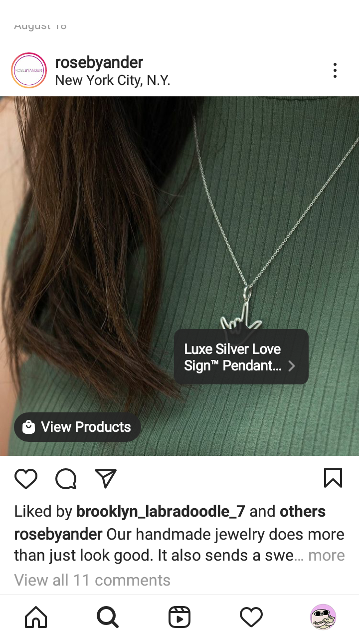 Mulher usando celular para comprar com tags de produto Instagram em uma foto de moda.
