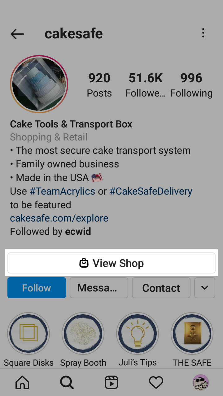 Criador de conteúdo demonstrando um produto em uma Live com tags de produto Instagram ativadas.
